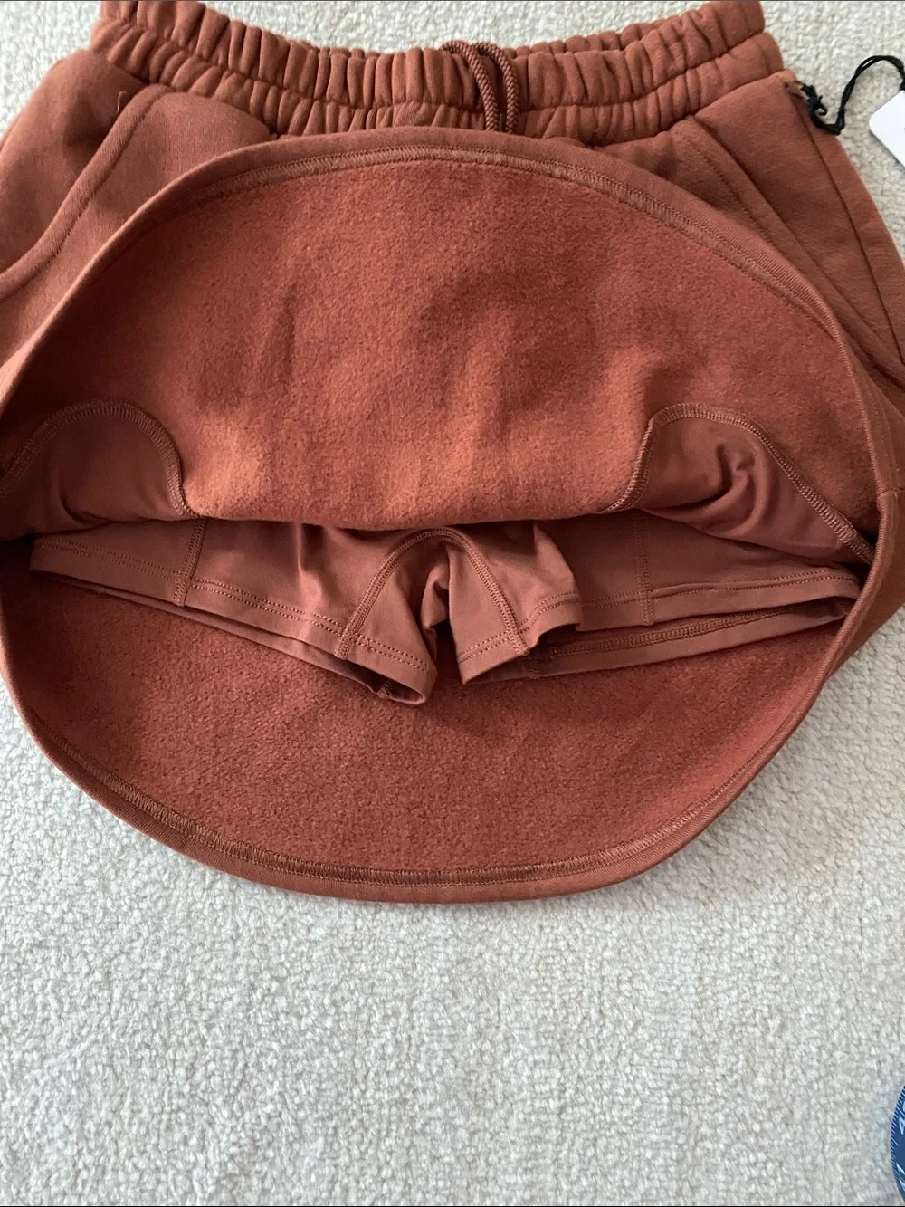 Alo Yoga High-Waist Accolade Sweatshirt Skirt in Rust